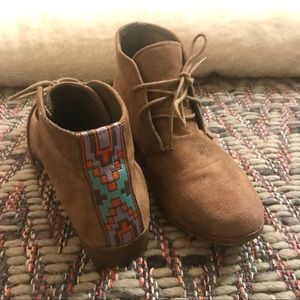 MADDEN GIRL Dyylan Taupe Suede Booties